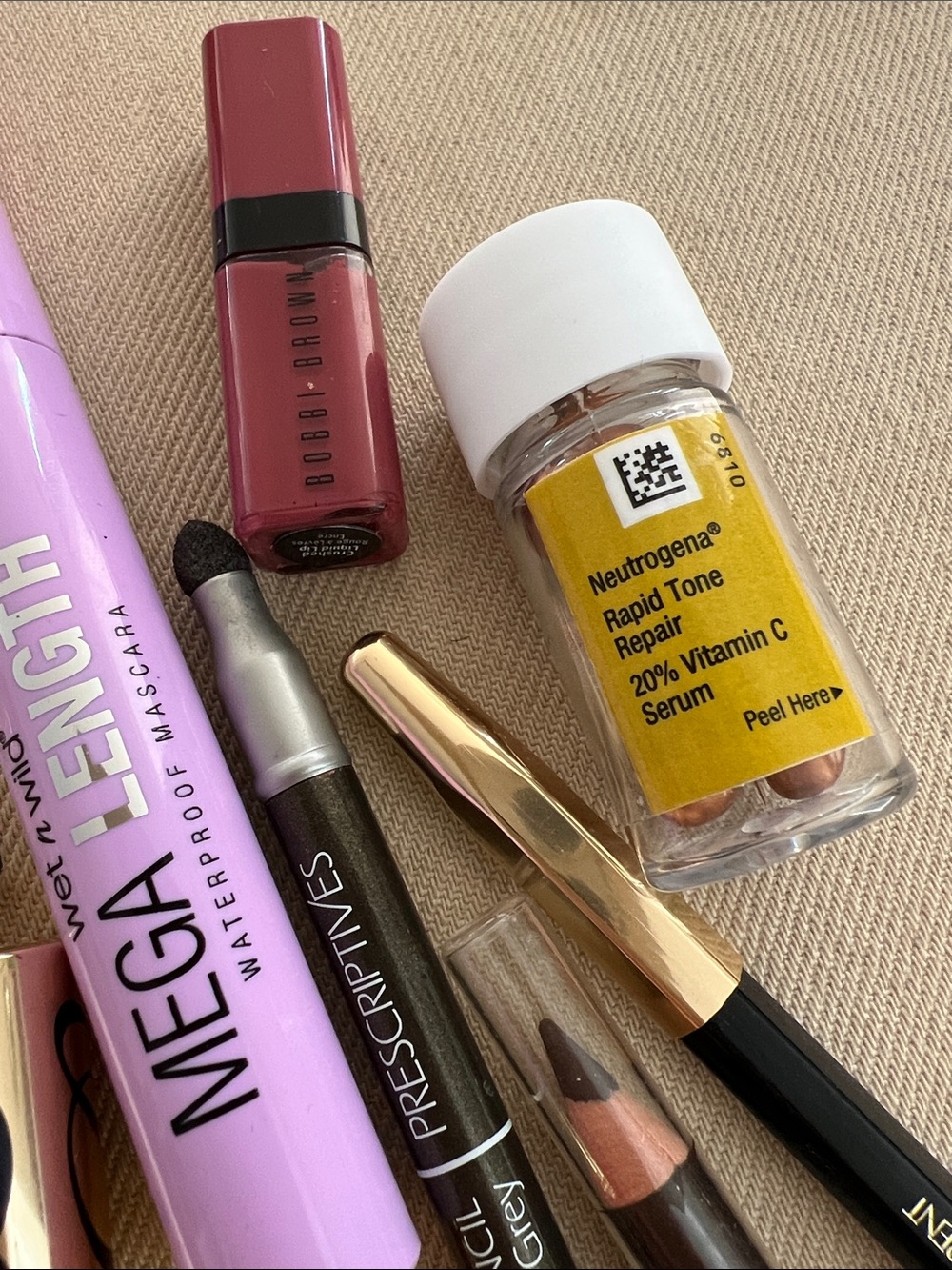 Assorted Women’s Makeup and Perfume Collection - Picture 7 of 9